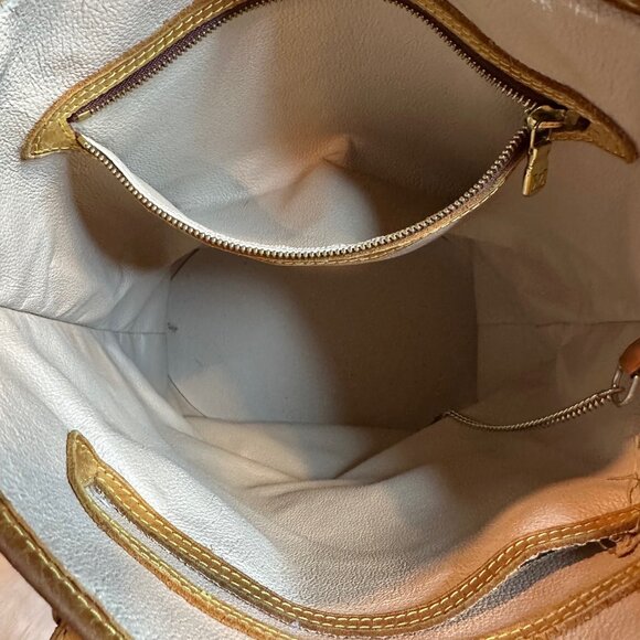 Authentic Louis Vuitton Monogram Marais GM Bucket Bag - Picture 14 of 16